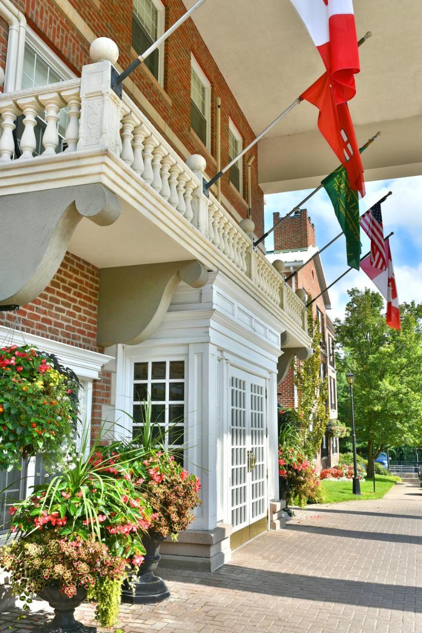 Queens Landing Hotel 4*